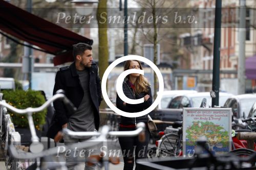 Amsterdam 22 maart 2016 
Kevin Strootman met zijn vriendin Thara Pols op de cornelis schuytstraat