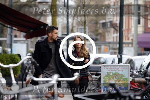 Amsterdam 22 maart 2016 
Kevin Strootman met zijn vriendin Thara Pols op de cornelis schuytstraat