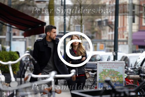 Amsterdam 22 maart 2016 
Kevin Strootman met zijn vriendin Thara Pols op de cornelis schuytstraat