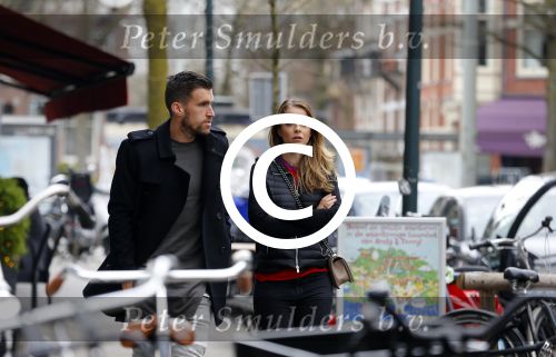 Amsterdam 22 maart 2016 
Kevin Strootman met zijn vriendin Thara Pols op de cornelis schuytstraat