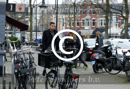 Amsterdam 22 maart 2016 
Kevin Strootman met zijn vriendin Thara Pols op de cornelis schuytstraat