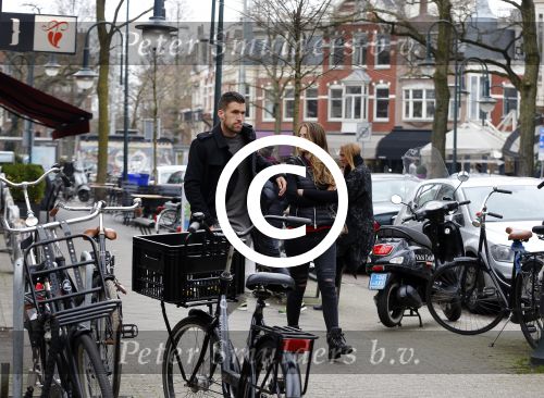 Amsterdam 22 maart 2016 
Kevin Strootman met zijn vriendin Thara Pols op de cornelis schuytstraat