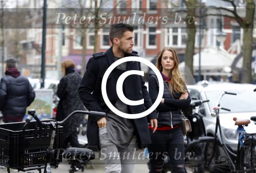 Amsterdam 22 maart 2016 
Kevin Strootman met zijn vriendin Thara Pols op de cornelis schuytstraat