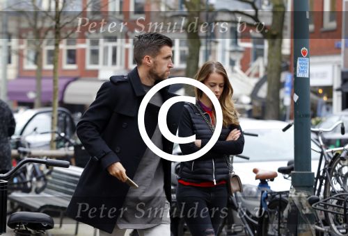 Amsterdam 22 maart 2016 
Kevin Strootman met zijn vriendin Thara Pols op de cornelis schuytstraat