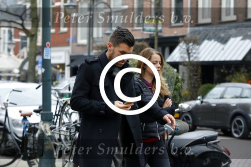 Amsterdam 22 maart 2016 
Kevin Strootman met zijn vriendin Thara Pols op de cornelis schuytstraat