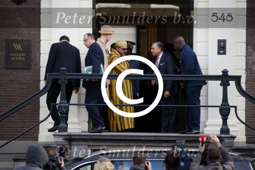 Amsterdam 30 maart 2016
DE Koning van Marokko vertrekt vanuit het Wasldorf Astoriua hotel. Directeur Roberto Payer (directeur Waldorf Astoria) zwaait hem uit. Buiten staan 1000 marokaanen/ fans om hem aan te moedigen.