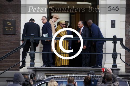 Amsterdam 30 maart 2016
DE Koning van Marokko vertrekt vanuit het Wasldorf Astoriua hotel. Directeur Roberto Payer (directeur Waldorf Astoria) zwaait hem uit. Buiten staan 1000 marokaanen/ fans om hem aan te moedigen.