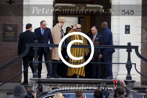Amsterdam 30 maart 2016
DE Koning van Marokko vertrekt vanuit het Wasldorf Astoriua hotel. Directeur Roberto Payer (directeur Waldorf Astoria) zwaait hem uit. Buiten staan 1000 marokaanen/ fans om hem aan te moedigen.