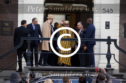 Amsterdam 30 maart 2016
DE Koning van Marokko vertrekt vanuit het Wasldorf Astoriua hotel. Directeur Roberto Payer (directeur Waldorf Astoria) zwaait hem uit. Buiten staan 1000 marokaanen/ fans om hem aan te moedigen.