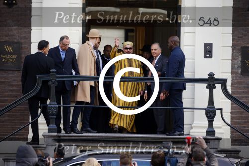Amsterdam 30 maart 2016
DE Koning van Marokko vertrekt vanuit het Wasldorf Astoriua hotel. Directeur Roberto Payer (directeur Waldorf Astoria) zwaait hem uit. Buiten staan 1000 marokaanen/ fans om hem aan te moedigen.