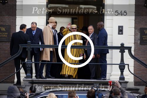 Amsterdam 30 maart 2016
DE Koning van Marokko vertrekt vanuit het Wasldorf Astoriua hotel. Directeur Roberto Payer (directeur Waldorf Astoria) zwaait hem uit. Buiten staan 1000 marokaanen/ fans om hem aan te moedigen.