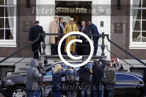 Amsterdam 30 maart 2016
DE Koning van Marokko vertrekt vanuit het Wasldorf Astoriua hotel. Directeur Roberto Payer (directeur Waldorf Astoria) zwaait hem uit. Buiten staan 1000 marokaanen/ fans om hem aan te moedigen.