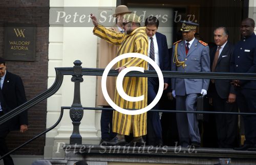 Amsterdam 30 maart 2016
DE Koning van Marokko vertrekt vanuit het Wasldorf Astoriua hotel. Directeur Roberto Payer (directeur Waldorf Astoria) zwaait hem uit. Buiten staan 1000 marokaanen/ fans om hem aan te moedigen.