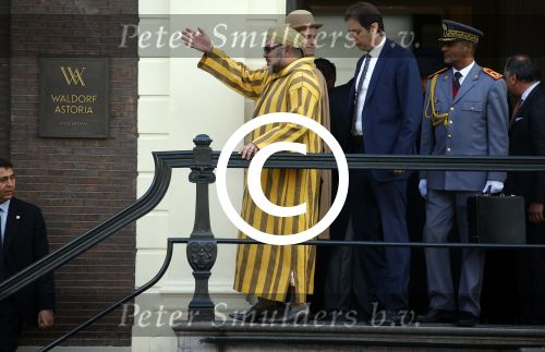 Amsterdam 30 maart 2016
DE Koning van Marokko vertrekt vanuit het Wasldorf Astoriua hotel. Directeur Roberto Payer (directeur Waldorf Astoria) zwaait hem uit. Buiten staan 1000 marokaanen/ fans om hem aan te moedigen.