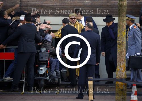 Amsterdam 30 maart 2016
DE Koning van Marokko vertrekt vanuit het Wasldorf Astoriua hotel. Directeur Roberto Payer (directeur Waldorf Astoria) zwaait hem uit. Buiten staan 1000 marokaanen/ fans om hem aan te moedigen.
