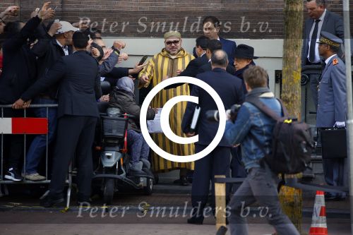 Amsterdam 30 maart 2016
DE Koning van Marokko vertrekt vanuit het Wasldorf Astoriua hotel. Directeur Roberto Payer (directeur Waldorf Astoria) zwaait hem uit. Buiten staan 1000 marokaanen/ fans om hem aan te moedigen.