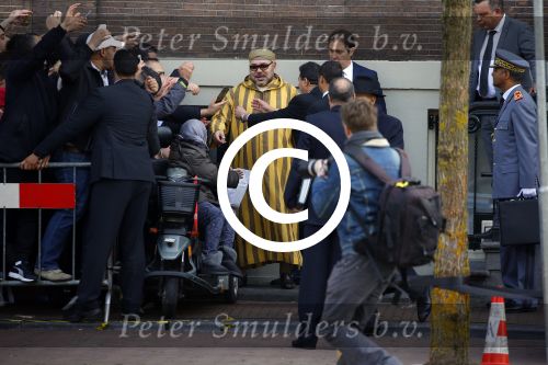 Amsterdam 30 maart 2016
DE Koning van Marokko vertrekt vanuit het Wasldorf Astoriua hotel. Directeur Roberto Payer (directeur Waldorf Astoria) zwaait hem uit. Buiten staan 1000 marokaanen/ fans om hem aan te moedigen.