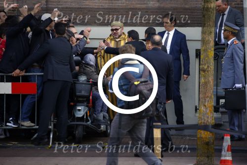 Amsterdam 30 maart 2016
DE Koning van Marokko vertrekt vanuit het Wasldorf Astoriua hotel. Directeur Roberto Payer (directeur Waldorf Astoria) zwaait hem uit. Buiten staan 1000 marokaanen/ fans om hem aan te moedigen.