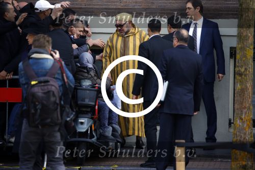Amsterdam 30 maart 2016
DE Koning van Marokko vertrekt vanuit het Wasldorf Astoriua hotel. Directeur Roberto Payer (directeur Waldorf Astoria) zwaait hem uit. Buiten staan 1000 marokaanen/ fans om hem aan te moedigen.