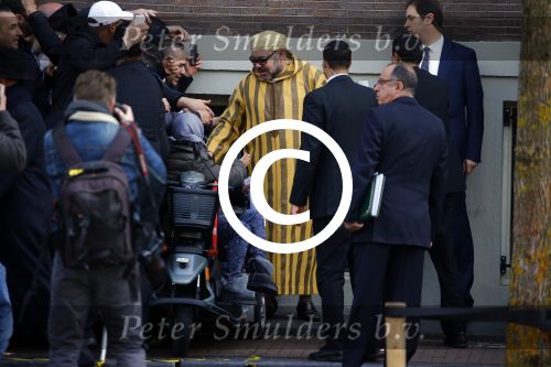 Amsterdam 30 maart 2016
DE Koning van Marokko vertrekt vanuit het Wasldorf Astoriua hotel. Directeur Roberto Payer (directeur Waldorf Astoria) zwaait hem uit. Buiten staan 1000 marokaanen/ fans om hem aan te moedigen.