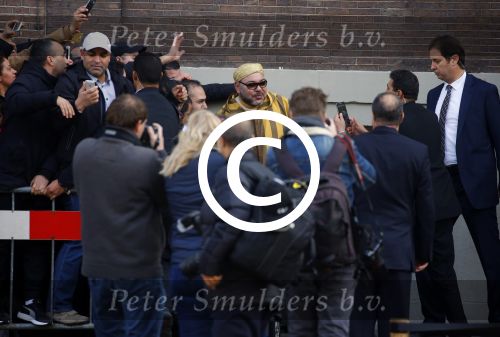 Amsterdam 30 maart 2016
DE Koning van Marokko vertrekt vanuit het Wasldorf Astoriua hotel. Directeur Roberto Payer (directeur Waldorf Astoria) zwaait hem uit. Buiten staan 1000 marokaanen/ fans om hem aan te moedigen.