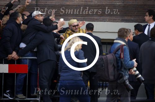 Amsterdam 30 maart 2016
DE Koning van Marokko vertrekt vanuit het Wasldorf Astoriua hotel. Directeur Roberto Payer (directeur Waldorf Astoria) zwaait hem uit. Buiten staan 1000 marokaanen/ fans om hem aan te moedigen.