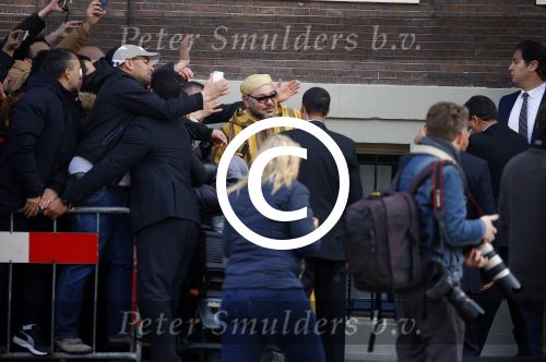 Amsterdam 30 maart 2016
DE Koning van Marokko vertrekt vanuit het Wasldorf Astoriua hotel. Directeur Roberto Payer (directeur Waldorf Astoria) zwaait hem uit. Buiten staan 1000 marokaanen/ fans om hem aan te moedigen.