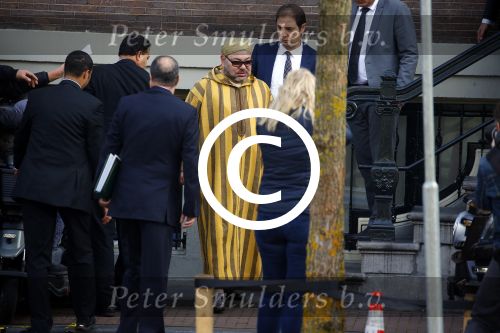 Amsterdam 30 maart 2016
DE Koning van Marokko vertrekt vanuit het Wasldorf Astoriua hotel. Directeur Roberto Payer (directeur Waldorf Astoria) zwaait hem uit. Buiten staan 1000 marokaanen/ fans om hem aan te moedigen.