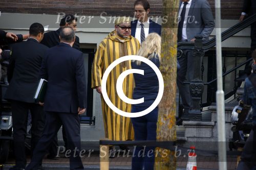 Amsterdam 30 maart 2016
DE Koning van Marokko vertrekt vanuit het Wasldorf Astoriua hotel. Directeur Roberto Payer (directeur Waldorf Astoria) zwaait hem uit. Buiten staan 1000 marokaanen/ fans om hem aan te moedigen.