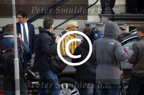 Amsterdam 30 maart 2016
DE Koning van Marokko vertrekt vanuit het Wasldorf Astoriua hotel. Directeur Roberto Payer (directeur Waldorf Astoria) zwaait hem uit. Buiten staan 1000 marokaanen/ fans om hem aan te moedigen.