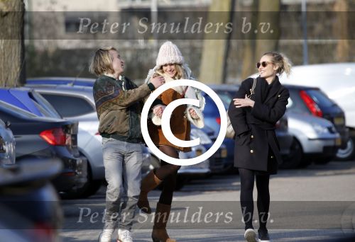 Amsterdam 12 maart 2016 
Lauren Verster met haar nieuwe vriend Jasper Diepeveen en Kimberley Klaver bij de bosbaan.