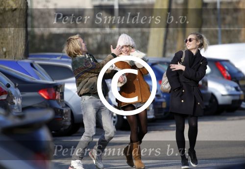 Amsterdam 12 maart 2016 
Lauren Verster met haar nieuwe vriend Jasper Diepeveen en Kimberley Klaver bij de bosbaan.