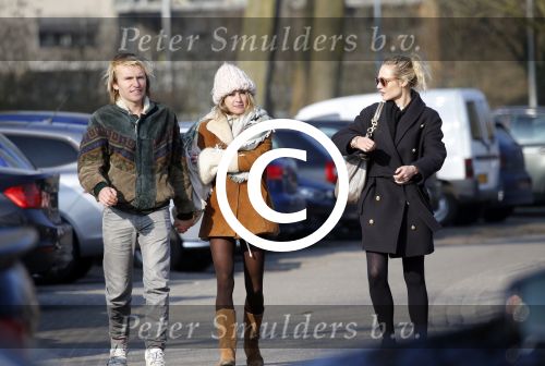 Amsterdam 12 maart 2016 
Lauren Verster met haar nieuwe vriend Jasper Diepeveen en Kimberley Klaver bij de bosbaan.