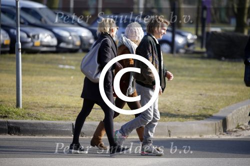 Amsterdam 12 maart 2016 
Lauren Verster met haar nieuwe vriend Jasper Diepeveen en Kimberley Klaver bij de bosbaan.