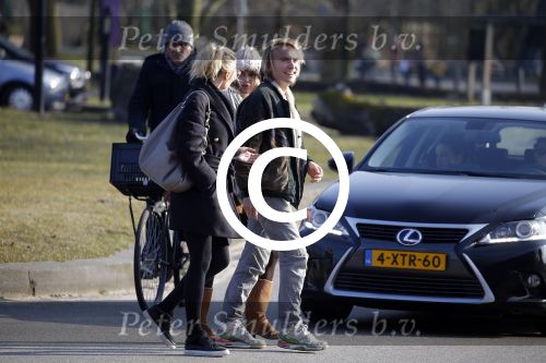 Amsterdam 12 maart 2016 
Lauren Verster met haar nieuwe vriend Jasper Diepeveen en Kimberley Klaver bij de bosbaan.