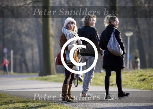 Amsterdam 12 maart 2016 
Lauren Verster met haar nieuwe vriend Jasper Diepeveen en Kimberley Klaver bij de bosbaan.