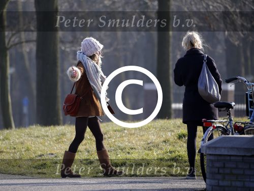 Amsterdam 12 maart 2016 
Lauren Verster met haar nieuwe vriend Jasper Diepeveen en Kimberley Klaver bij de bosbaan.
