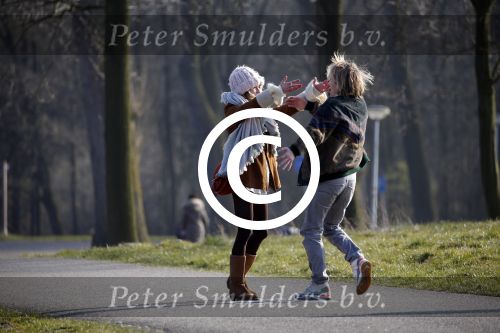 Amsterdam 12 maart 2016 
Lauren Verster met haar nieuwe vriend Jasper Diepeveen en Kimberley Klaver bij de bosbaan.