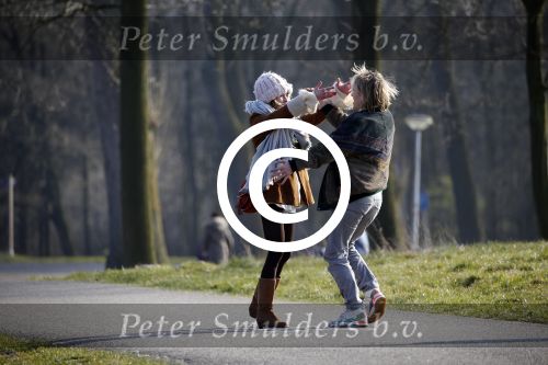 Amsterdam 12 maart 2016 
Lauren Verster met haar nieuwe vriend Jasper Diepeveen en Kimberley Klaver bij de bosbaan.