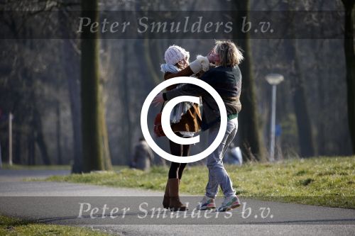 Amsterdam 12 maart 2016 
Lauren Verster met haar nieuwe vriend Jasper Diepeveen en Kimberley Klaver bij de bosbaan.