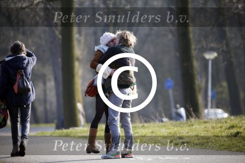 Amsterdam 12 maart 2016 
Lauren Verster met haar nieuwe vriend Jasper Diepeveen en Kimberley Klaver bij de bosbaan.