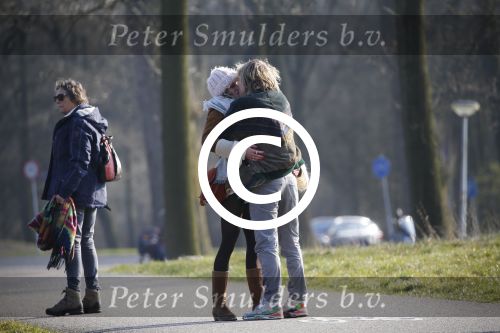Amsterdam 12 maart 2016 
Lauren Verster met haar nieuwe vriend Jasper Diepeveen en Kimberley Klaver bij de bosbaan.
