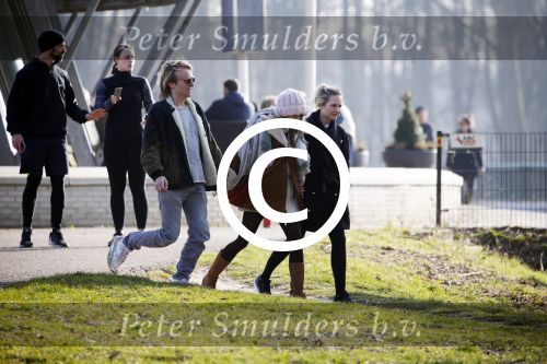 Amsterdam 12 maart 2016 
Lauren Verster met haar nieuwe vriend Jasper Diepeveen en Kimberley Klaver bij de bosbaan.