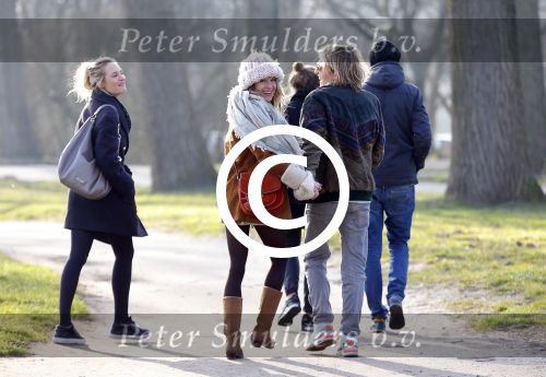 Amsterdam 12 maart 2016 
Lauren Verster met haar nieuwe vriend Jasper Diepeveen en Kimberley Klaver bij de bosbaan.