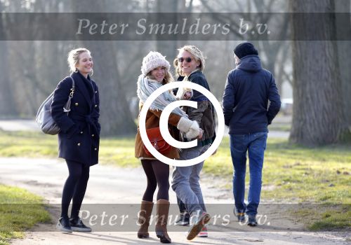 Amsterdam 12 maart 2016 
Lauren Verster met haar nieuwe vriend Jasper Diepeveen en Kimberley Klaver bij de bosbaan.