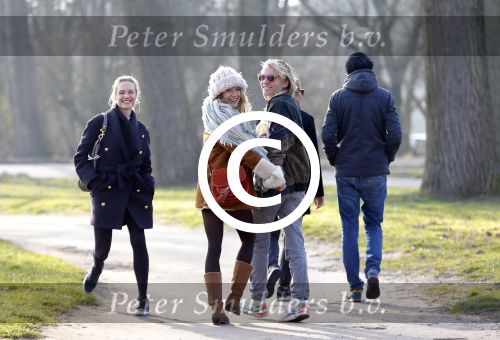 Amsterdam 12 maart 2016 
Lauren Verster met haar nieuwe vriend Jasper Diepeveen en Kimberley Klaver bij de bosbaan.