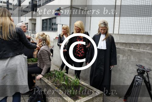 Amsterdam 5 april 2016
Rechtszaak Arrold v d Hurk bijgestaan door Peter Plasman tegen Miljoenenjacht. Linda de Mol werd gehoord als getuige. De dochter van Anita Meijer Patty de Leeuwe was advocaat van Linda.
De rechtszaak was in de rechtbank op de parnassusweg. Xenia Kasper ( manager linda) is er ook bij.