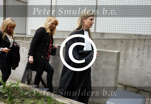 Amsterdam 5 april 2016
Rechtszaak Arrold v d Hurk bijgestaan door Peter Plasman tegen Miljoenenjacht. Linda de Mol werd gehoord als getuige. De dochter van Anita Meijer Patty de Leeuwe was advocaat van Linda.
De rechtszaak was in de rechtbank op de parnassusweg. Xenia Kasper ( manager linda) is er ook bij.