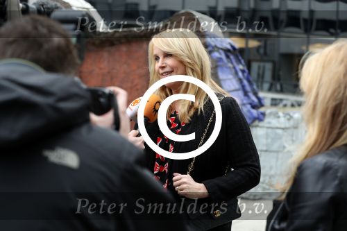 Amsterdam 5 april 2016
Rechtszaak Arrold v d Hurk bijgestaan door Peter Plasman tegen Miljoenenjacht. Linda de Mol werd gehoord als getuige. De dochter van Anita Meijer Patty de Leeuwe was advocaat van Linda.
De rechtszaak was in de rechtbank op de parnassusweg. Xenia Kasper ( manager linda) is er ook bij.