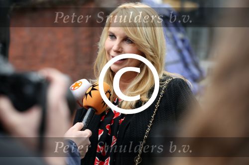 Amsterdam 5 april 2016
Rechtszaak Arrold v d Hurk bijgestaan door Peter Plasman tegen Miljoenenjacht. Linda de Mol werd gehoord als getuige. De dochter van Anita Meijer Patty de Leeuwe was advocaat van Linda.
De rechtszaak was in de rechtbank op de parnassusweg. Xenia Kasper ( manager linda) is er ook bij.